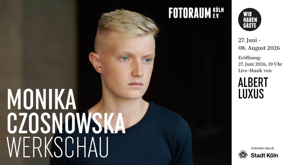 Monika Czosnowska
Werkschau
27.06.-08.08.2026
Eröffnung, Samstag, den 27. Juni 2026 um 19 Uhr
Live-Musik: Albert Luxus ~20 Uhr
Monika Czosnowska zeigt in den Serien „Eliten“, „Chorknaben“ und „Eleven“ Porträtfotografien von Kindern und Jugendlichen. Als Sinnbilder einer persönlichen Erinnerungswelt der Künstlerin verweisen ihre Porträts auf eine hinter dem Sichtbaren liegende Wirklichkeit.